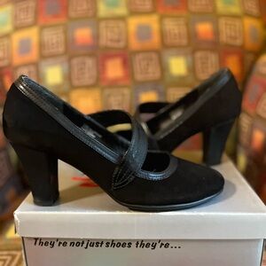 Aerosoles round toe heels.